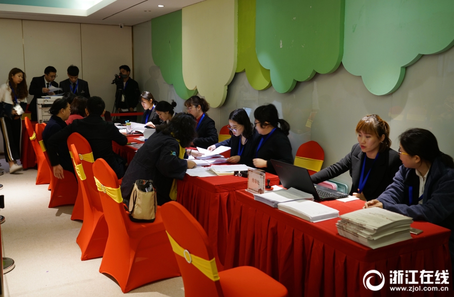 吴奇隆当爸微博报喜：母子平安