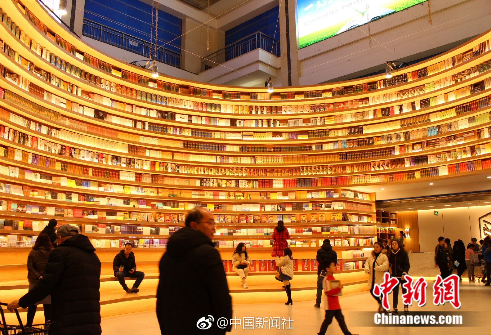 俄罗斯最美近卫军女战士出炉 57000人投给她(图)