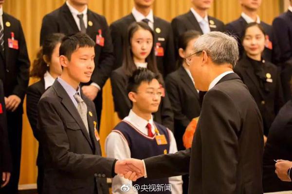 宋慧乔频繁亮相狂捞金？现身上海捐雕像，半个月上三次热搜_CN2服务器带宽