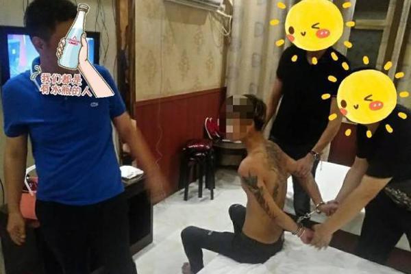 民工从8米高工地坠落被钢筋穿体，医生和消防联合救援，看着都痛_挂机宝性能