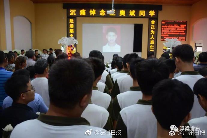 穿平底鞋都能有长腿？艾玛-罗伯茨和郑秀妍可以