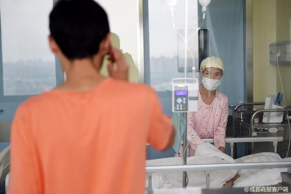 章子怡挺巨肚外出 遭吸二手烟_9929路由追踪