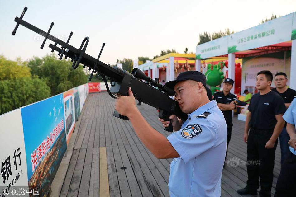花2亿装修豪宅的卡戴珊 输给了家里放点钞机的他