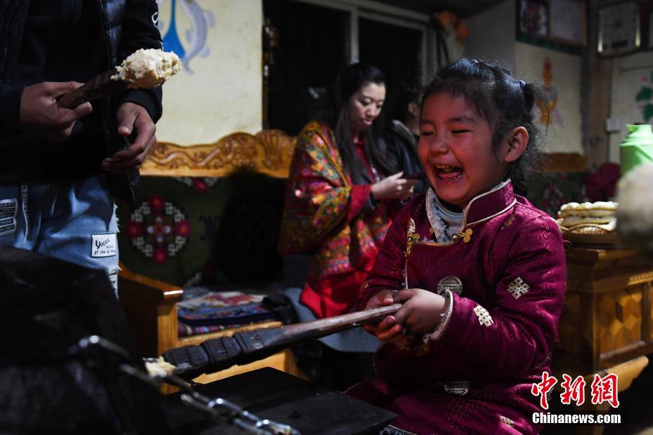 越南与印尼在南海爆发冲突：舰船对撞、持枪叫骂还竖中指_1元挂机宝