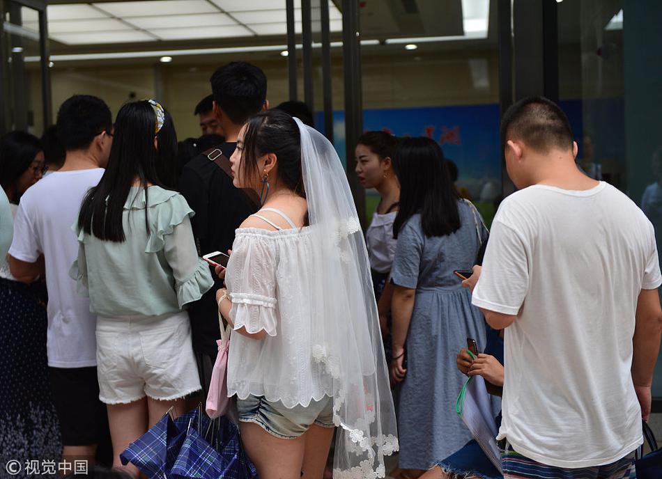 越南与印尼在南海爆发冲突:舰船对撞、持枪叫骂还竖中指_CN2服务器外贸网站