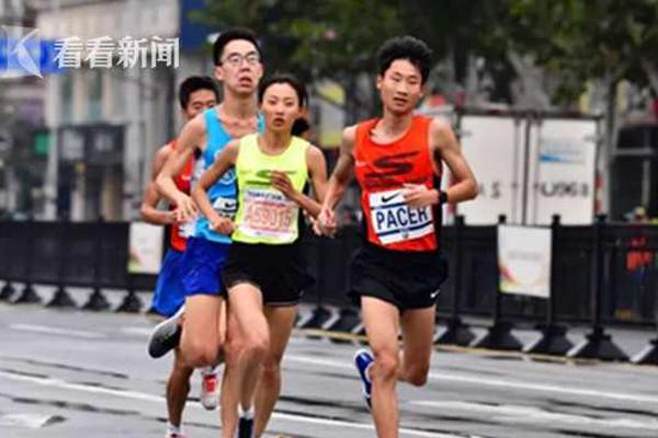 周杰伦陪岳父逛古董市集 大吃美食情同父子_9929网络稳定性