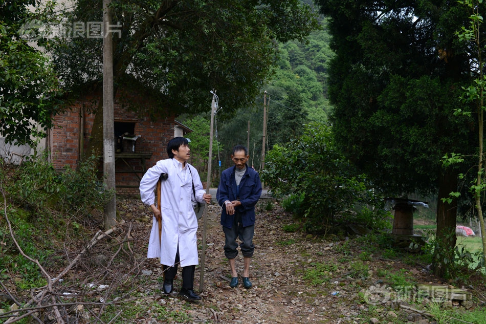 92岁退伍老兵凌晨散步被撞 司机将老人抛入窨井致其死亡_挂机宝多开