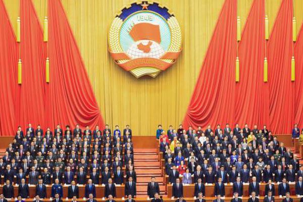 组图:王子文合影仙人掌小脸娇俏 穿白裙戴红帽清纯美艳