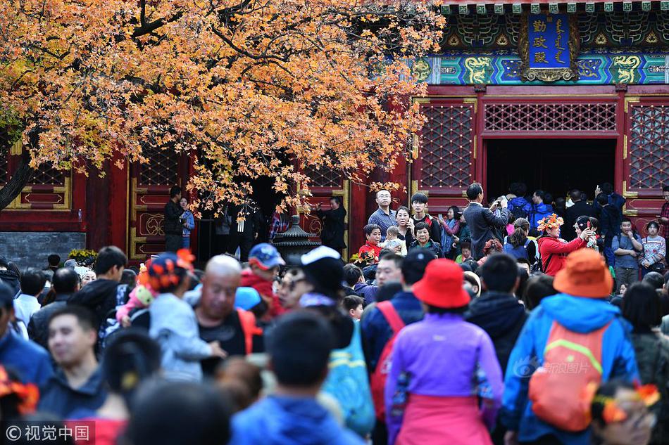 组图:王子文合影仙人掌小脸娇俏 穿白裙戴红帽清纯美艳_多云管理