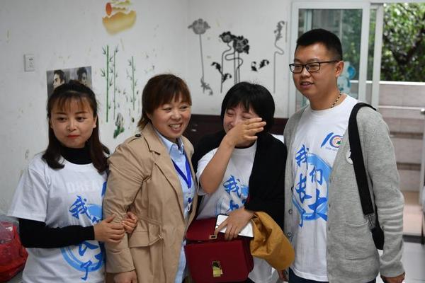 晒合照害林志玲被批蛇精脸 丫头解释：滤镜开太强