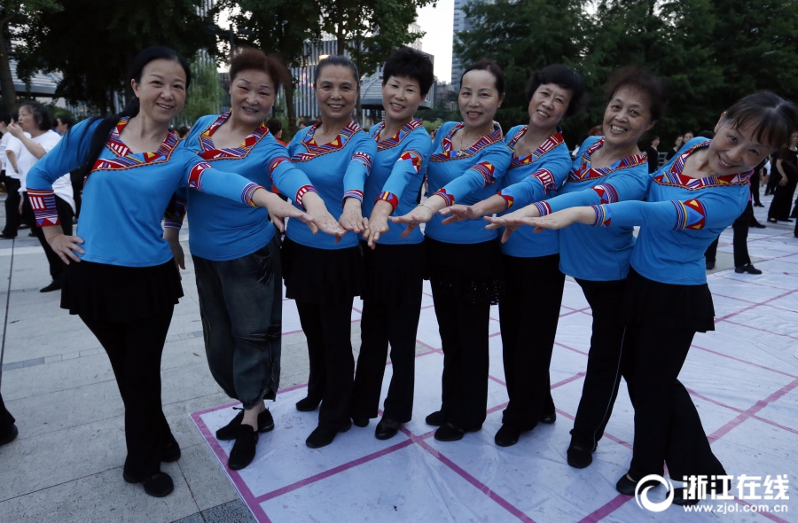 帅学长上线!网友北电偶遇吴磊与粉丝打招呼_CN2服务器远程办公