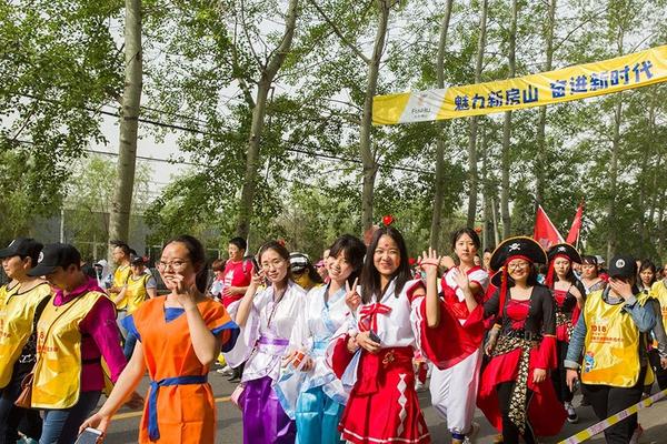 孙女患病,中风老人5天跑十几个村庄求援,用塑料袋装钞票送医院_联通精品网A网