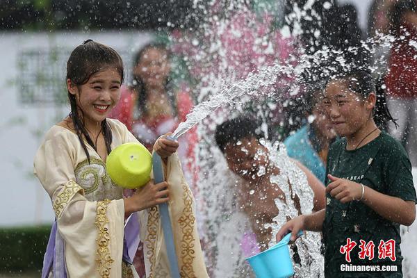 南太铉张才人公开恋情后首同台 甜笑害羞捂脸甜蜜气息满满_挂机宝运行脚本