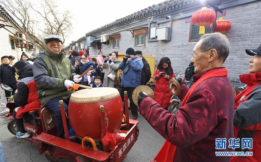 倪妮嘟嘴卖萌霸气举枪