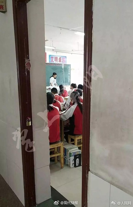 王思聪绯闻女友周洁琼素颜现身 见粉丝露笑_挂机宝代码服务器