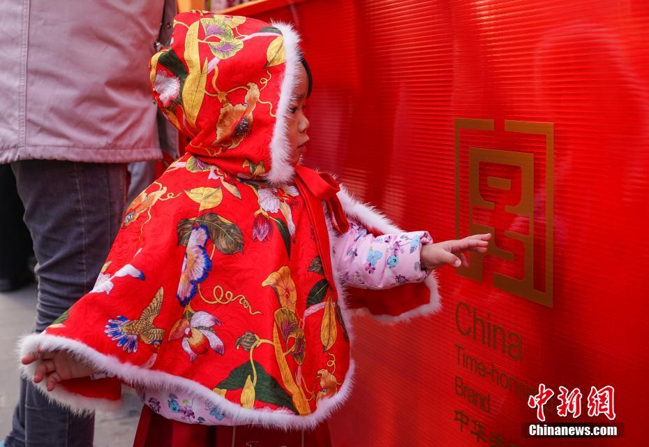 听华裔设计大师ANNA SUI解构她的设计哲学_CN2云服务器