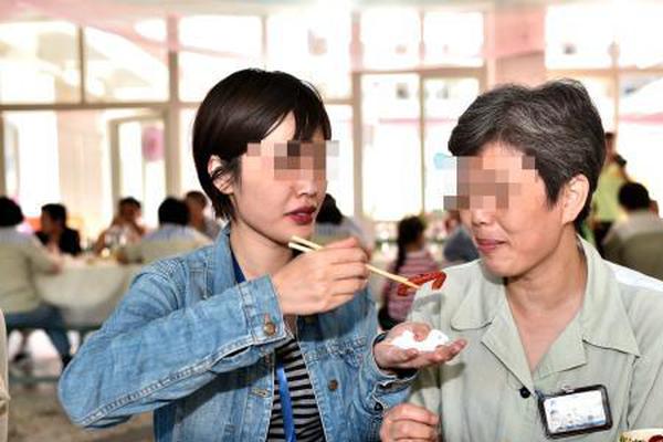 疯牛横冲直闯伤2人 民警果断一枪击毙(图)_9929个人开发者
