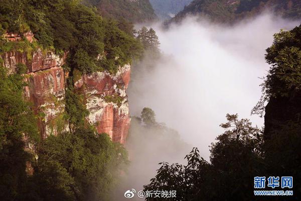 倪妮嘟嘴卖萌霸气举枪_9929游戏服务器