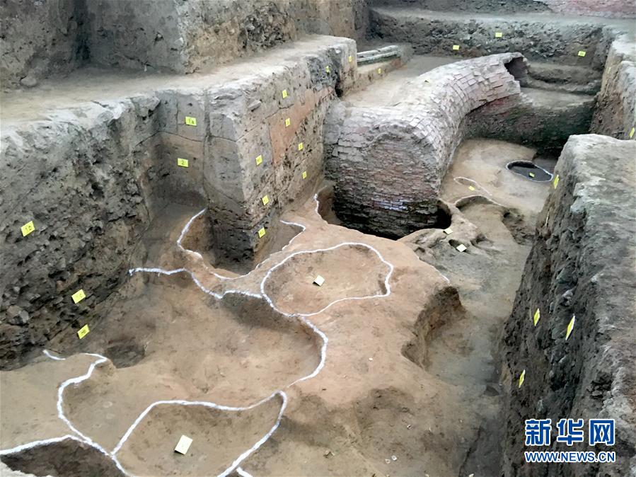 唐艺昕穿白衣戴白帽现身 笑容甜似蜜_CN2 dedicated server