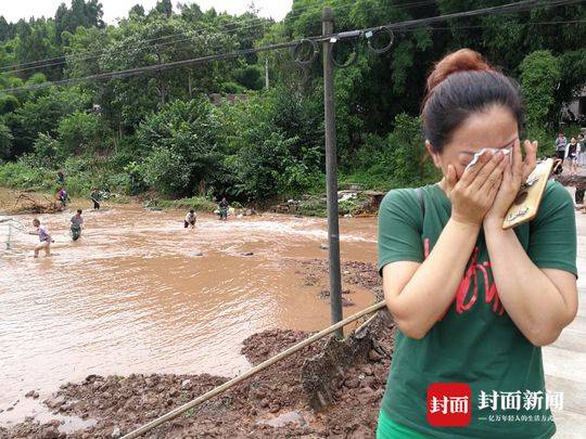 女子开车和闺蜜玩自拍 录下死前惊恐表情_9929路由追踪