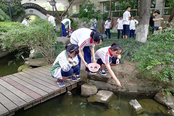 白山市长：时代给我们留了难题_云服务器备案