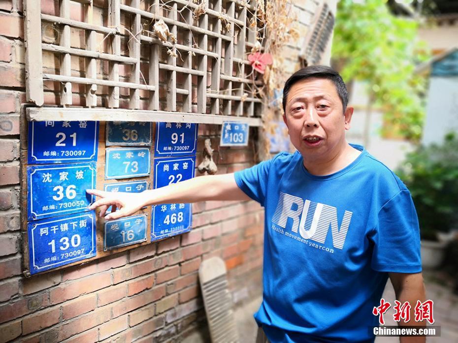 贾静雯与仨女儿合照有爱_远程办公