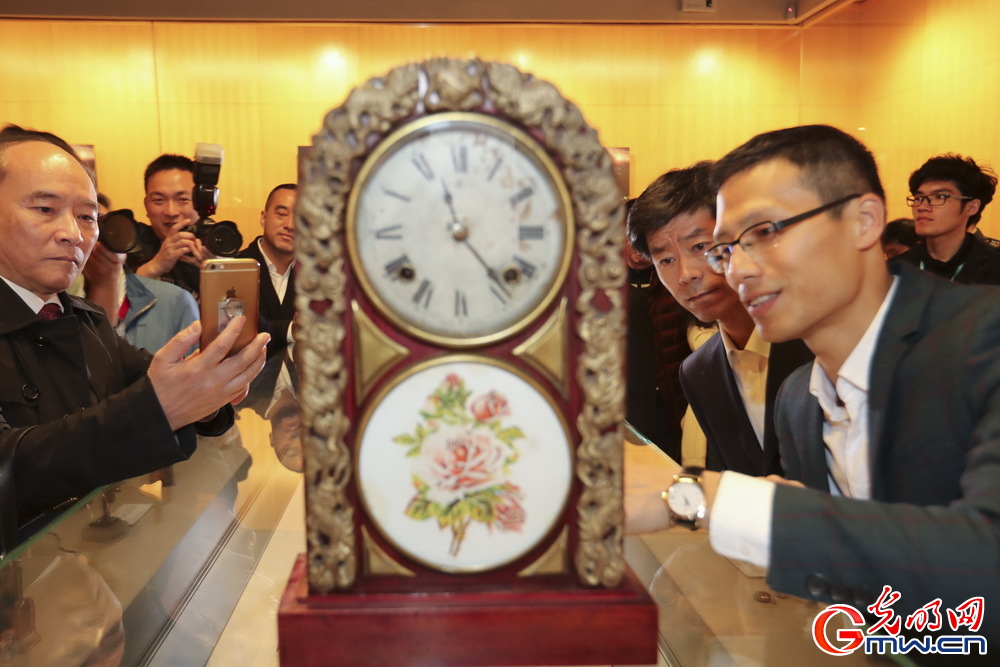 组图：王子文合影仙人掌小脸娇俏 穿白裙戴红帽清纯美艳