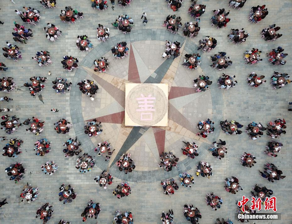 组图：王子文合影仙人掌小脸娇俏 穿白裙戴红帽清纯美艳_电商多账号管理