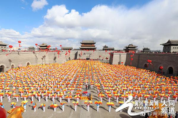杨幂炸臭豆腐邓伦泡脚