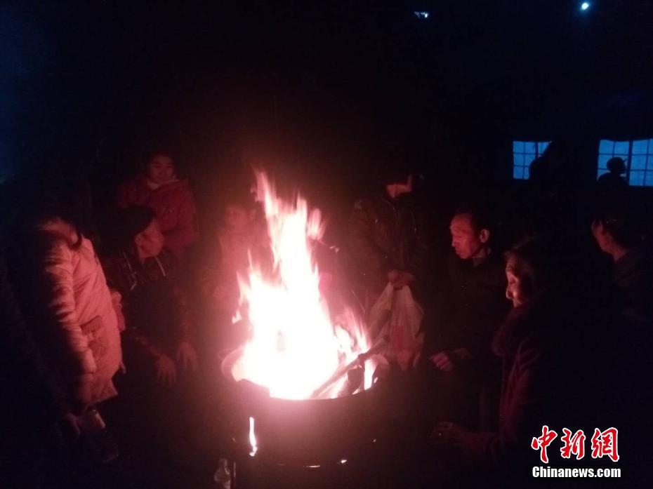 何炅与汪涵一同庆祝生日 杨乐乐：彼此要珍惜啊_云电脑挂机刷资源
