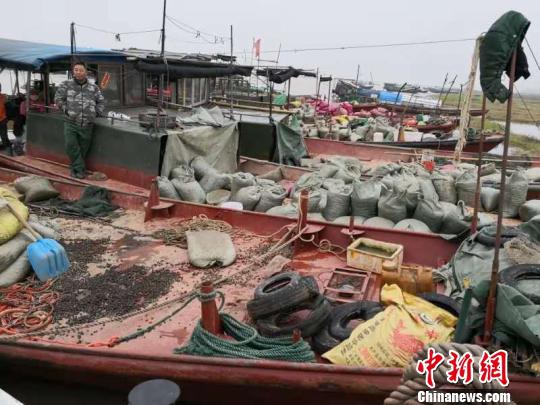美军舰通过台湾海峡 外交部:全程掌握有关情况