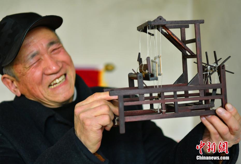严屹宽带家人节前出游 小肉肉看天安门认真专注