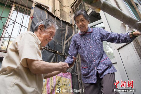 何炅过生日与汪涵一同庆祝 杨乐乐：彼此要珍惜啊