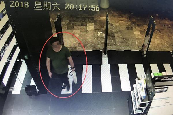 库里休闲装扮走入球馆 神情轻松自信满满_教育云服务器