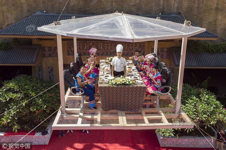袁立晒“一家三口”合照疑似升级当妈?她只回复了3个字…