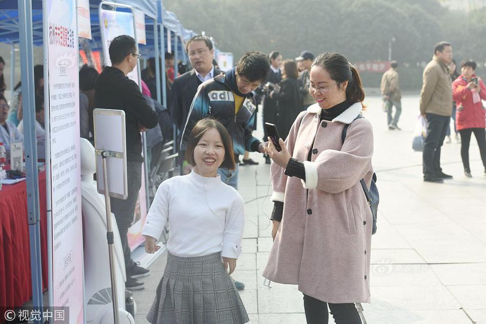 Cos界的宝藏女孩,扮演起《英雄联盟》阿狸楚楚动人_挂机宝VPN