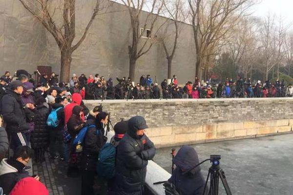 沈梦辰穿上婚纱了!!关晓彤这次的红毯裙我无法吐槽_挂机宝美国