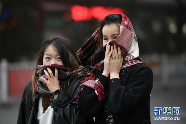 穿平底鞋都能有长腿?艾玛-罗伯茨和郑秀妍可以_便宜9929云服务器
