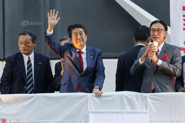 贾乃亮王源杨超越同逛公园 露半张脸比耶默契足_云电竞