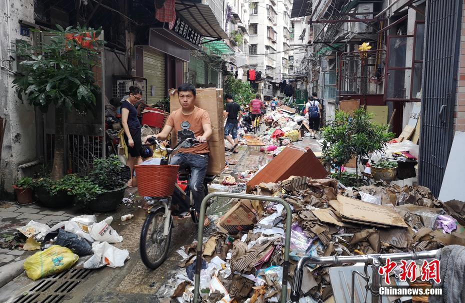 妈妈买饭把2岁儿子绑床上,问其原因哭着说:怕摔下来_云电脑电脑端