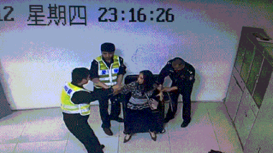 贾乃亮王源杨超越同逛公园 露半张脸比耶默契足_云电脑托管