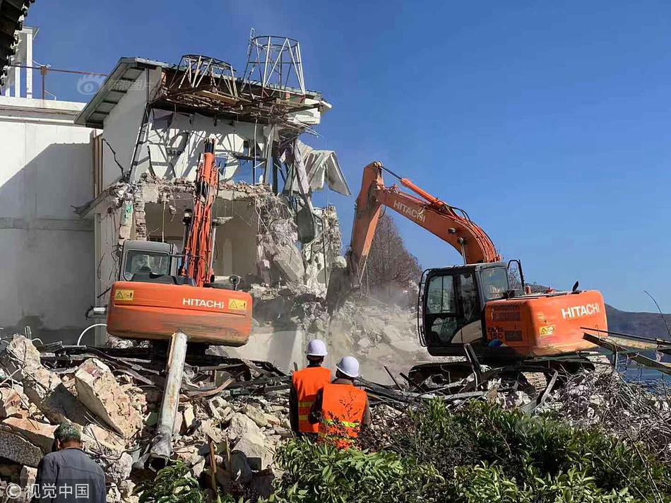 江苏盐城化工厂爆炸厂区被完全摧毁 核心区现巨坑