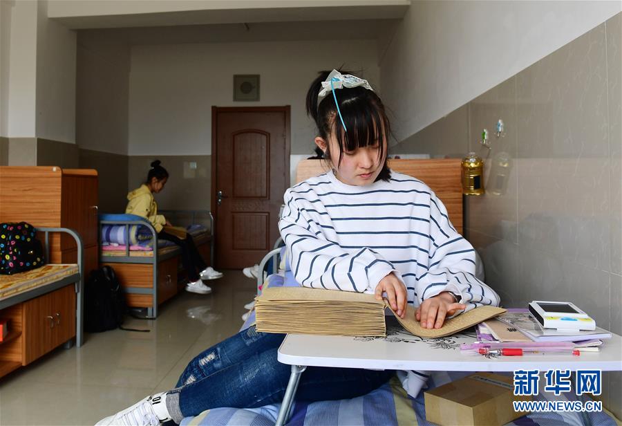 情侣吵架变为肢体冲突 男子当街飞踹掌掴女友_挂机宝免实名
