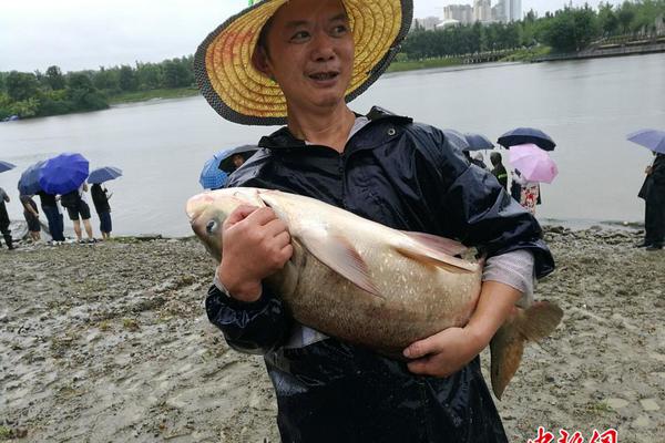 波音客机又出事！空中起火 发动机不断喷出火焰_云电脑部署