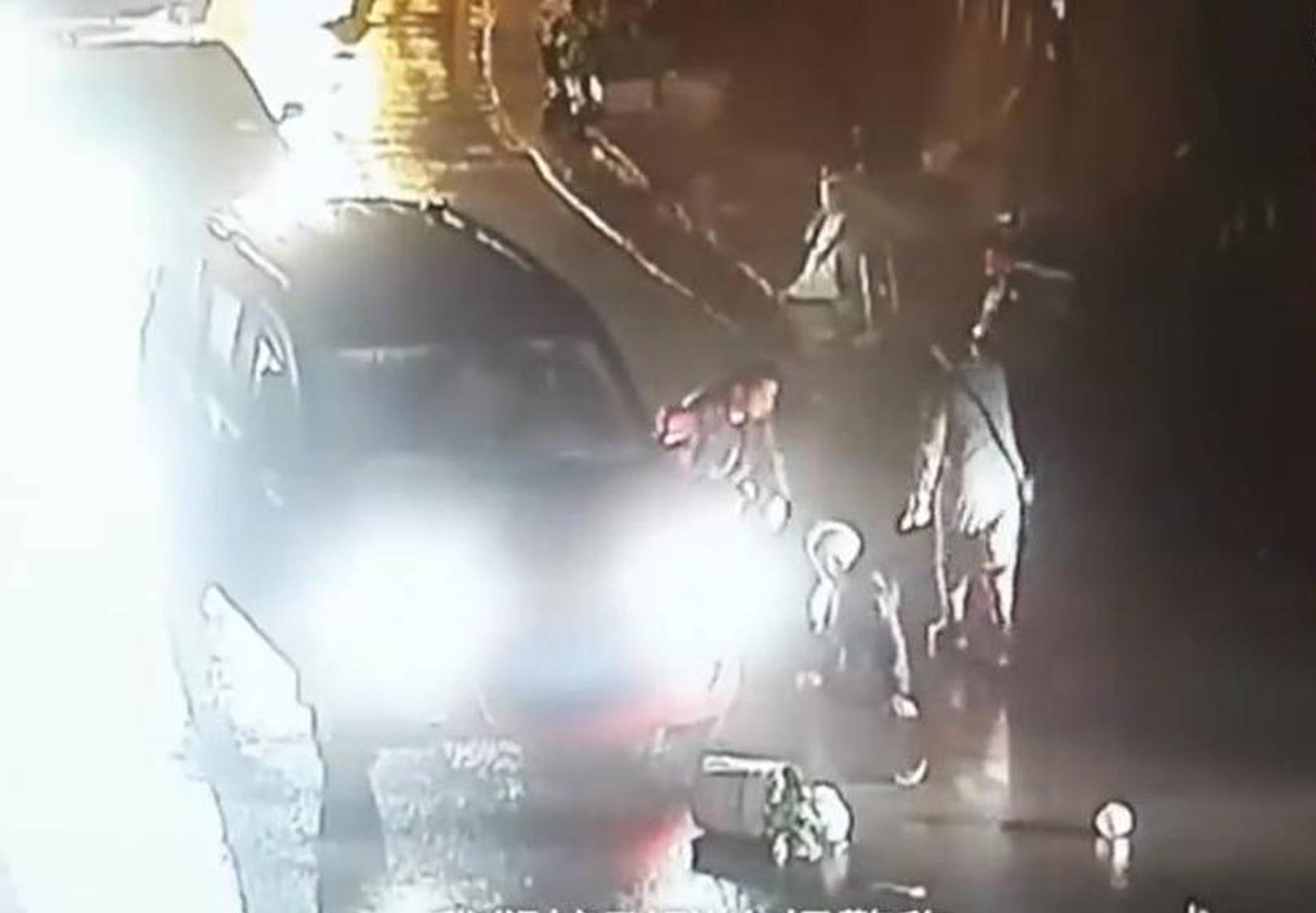 波音客机又出事！空中起火 发动机不断喷出火焰_云电脑部署