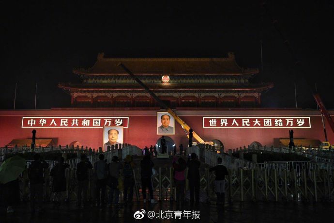 最美逆行！行李箱滚落砸向老人 小伙狂奔截住_云手机