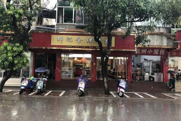 南海上演全武行，越南海警船高速撞向印尼军舰，双方展开接舷战