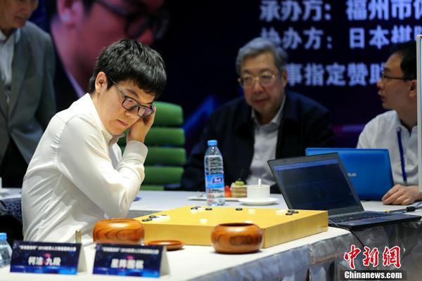 唐艺昕撇下男友张若昀，与张一山相约深夜档看大片