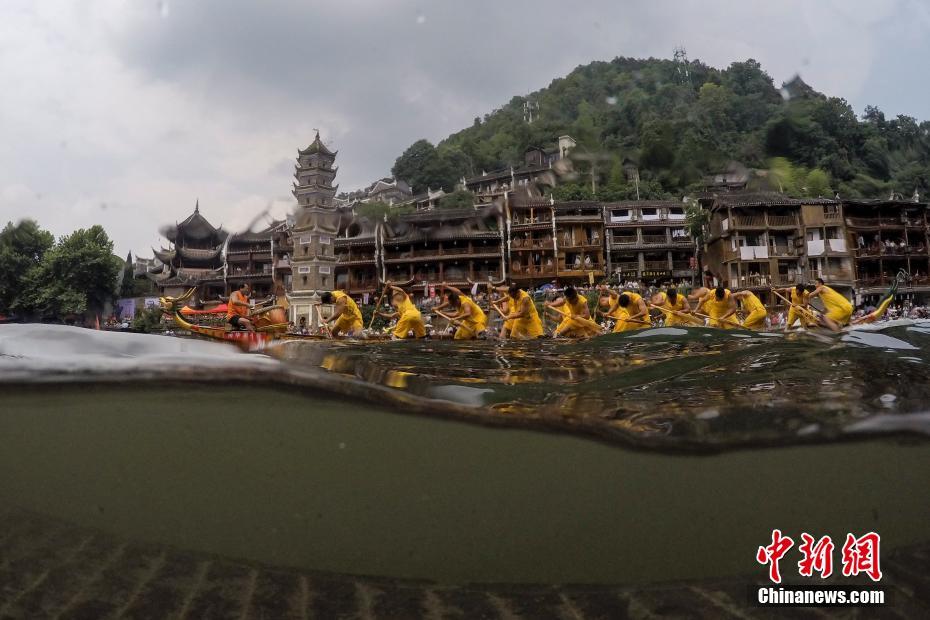 死党移居国外买壕气别墅 客厅可赏180°无敌美景