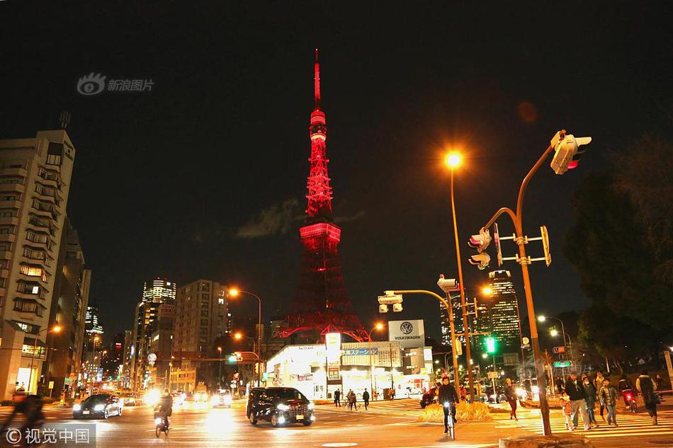 黄景瑜出席活动 黑色套装利落帅气_云电脑池化